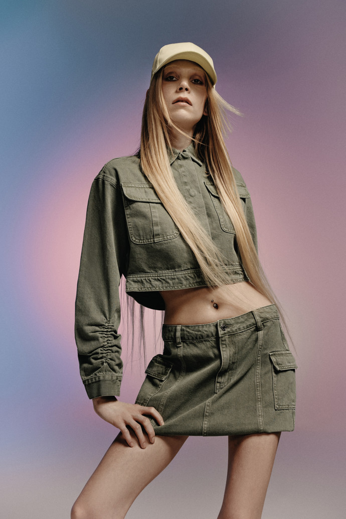 Bunda ve zkrácené optice může samostatně suplovat horní díl i bez dalších vrstev. Obzvlášť v setu se sukní stejného vzhledu perfektně zhmotní aktuální look. Primark, 570 Kč