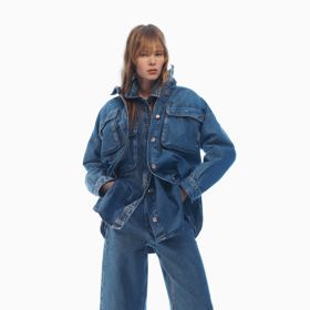 Komplexní džínový look na jedničku. Hned dvakrát použitá svrchní košile s nakládanými kapsami (999 Kč) i džíny (699 Kč) z kolekce pro jaro 2023 značky Zara názorně představují aktuální denimový trend.