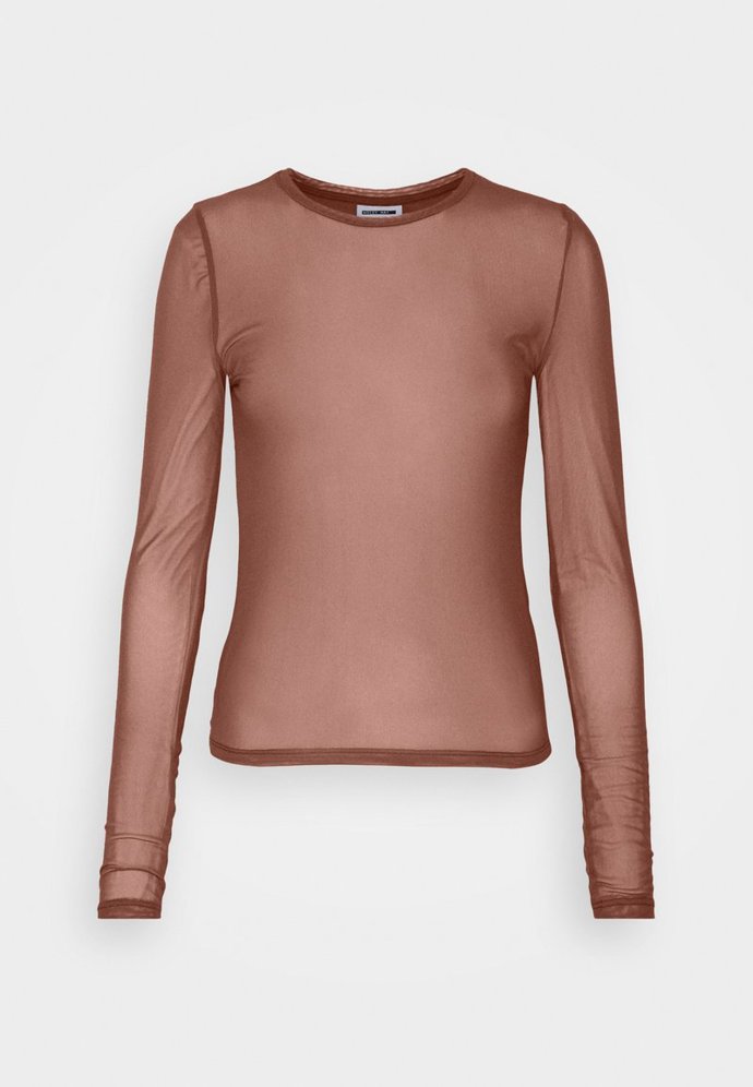 Zcela transparentní top si žádá správný výběr prádla. Sportovní či krajkové, ujme se s čímkoliv. Obléci jej můžete i přes top bez rukávů. Top v neobvyklém zemitém tónu, Noisy May, Vero Moda, 499 Kč