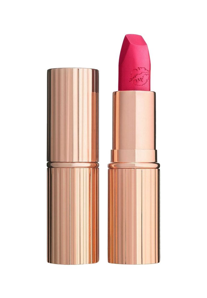 Jessica Chastain má nádhernou až fuchsiovou rtěnku Hot Lips od Charlotte Tilbury v odstínu Electric Poppy. Cena 34 eur