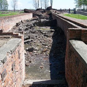 Ruiny krematoria III. Právě zde přišlo o život 3700 Židů.