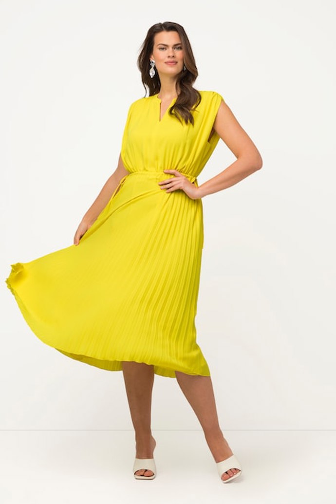 Šifonové midi šaty s výstřihem do V od Ully Popken zakoupíte do velikosti 62. Cena 2 399 Kč