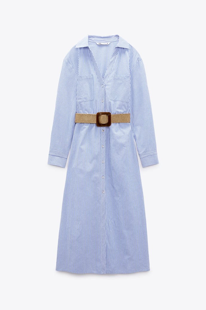 Krásné košilové šaty se svislými proužky také opticky zeštíhlí a mají je až do velikosti XXL v Zaře. Cena 1 199 Kč