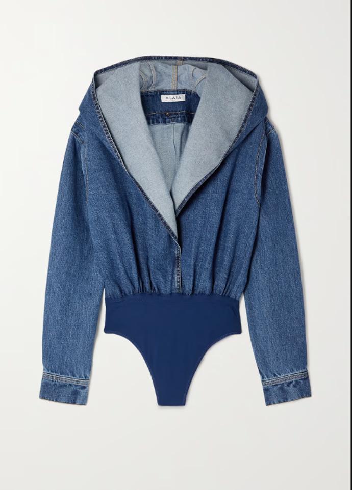 Mikinou byl inspirován i návrhářský počin luxusní značky Alaïa. Body, které vzniklo propojením zavinovacího džínového topu s megalomanskou kapucí reprezentuje trend denimu, který velí obléci se do něj od hlavy k patě.