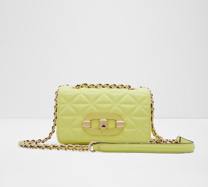 Neonky jako doplňky. To je dobrá volba pro milovnice jednoduchého vzhledu s důmyslným akcentem. Psaníčko s řetízkovým popruhem Aldo poslouží jako rozjasňovač perfektně. Cena 1 690 Kč