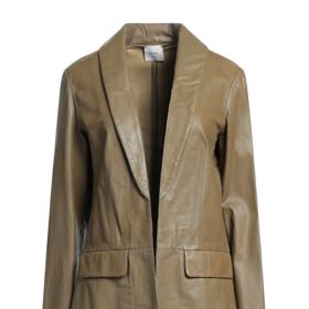 Také kožené sako vyžaduje vyšší počáteční investici, rozhodně ale nebudete marnivá. Klasický střih vám v šatníku vydrží navěky. Alysi, 5 250 Kč