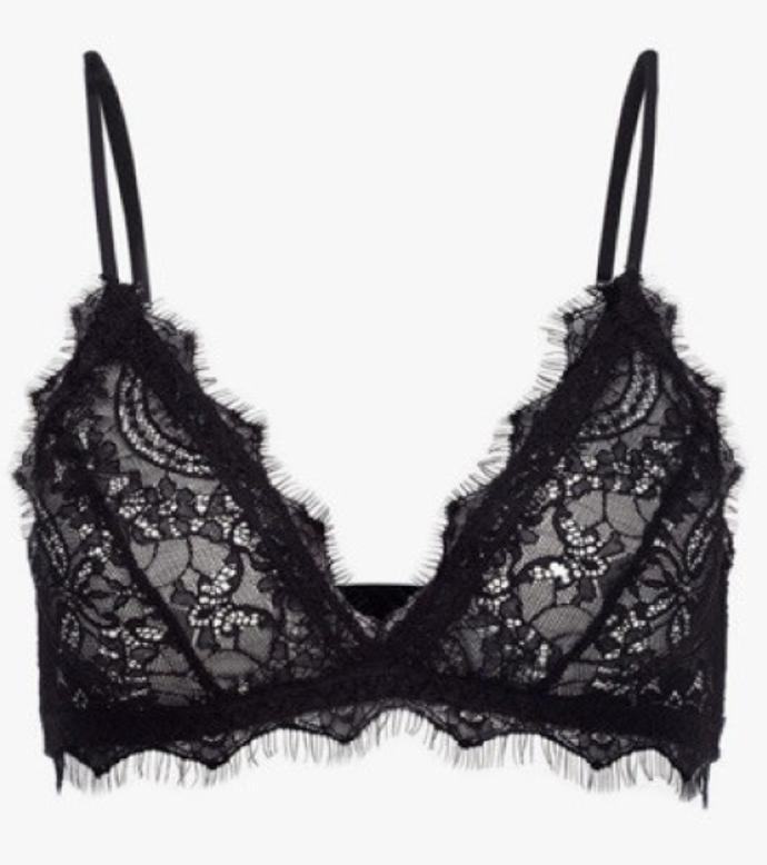 Když dojde na vrstvení tylových svršků, nesmí zůstat opomíjené prádlo. Luxusní krajkou rozhodně nic nezkazíte, třeba tou z dílny americké návrhářky Anine Bing (2 700 Kč).