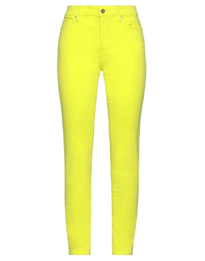 Neonově žluté skinny jeans značky Armani Exchange (3 299 Kč) zaručeně rozsvítí každý jarní či letní volnočasový look.