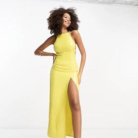 Neonové barvy kralují odstínům nejnovějších trendů. Flitrové šaty v zářivé žluté jsou značky Asos a koupíte je za 109 eur.