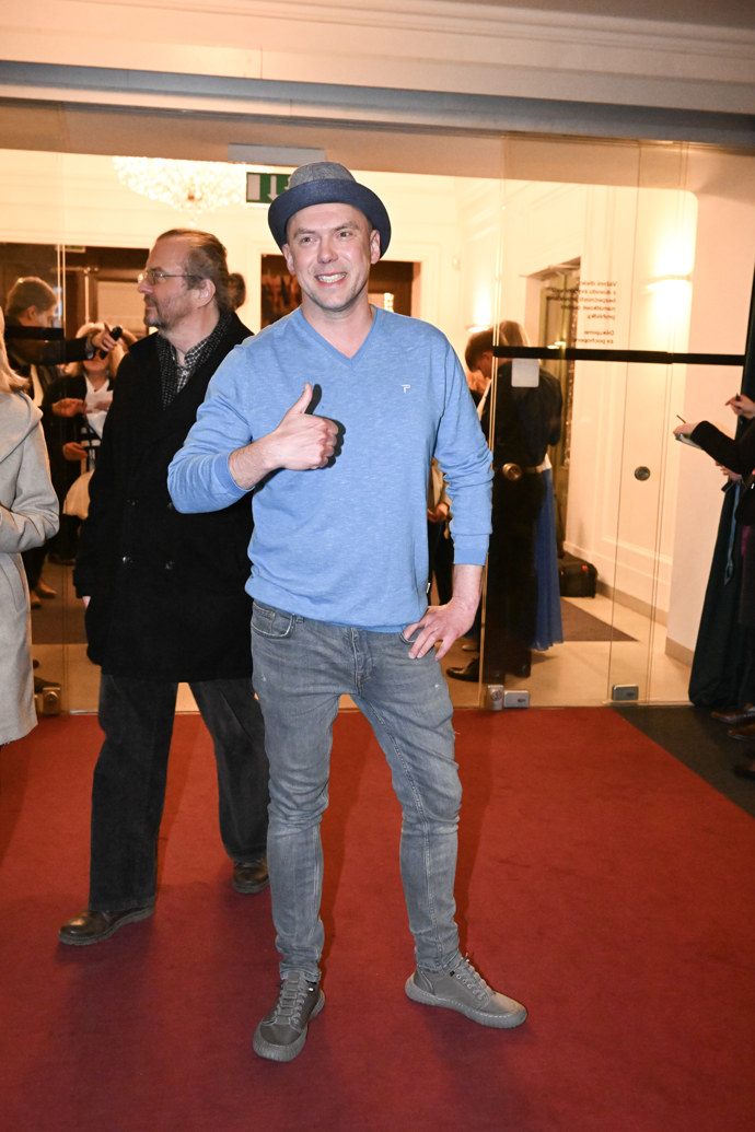 Kuchtík Láďa Hruška společenský outfit velmi podcenil.