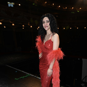 Eva Burešová je hotový chameleon, na konci představení se oblékla do červených flitrů.