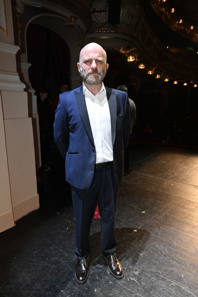 Herec Hynek Čermák v představení nemá alternaci, proto se na premiéře dlouho nezdržoval.