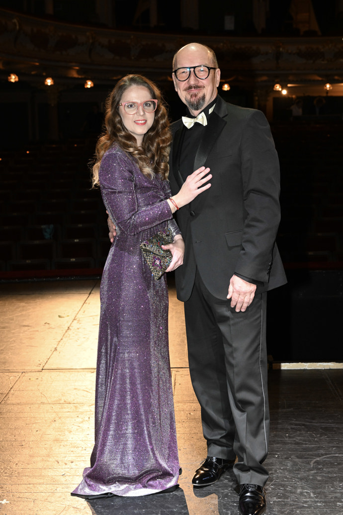 Redaktorka Lifee.cz v šatech Martiny Pipkové Loudové s PR manažerem Hudebního divadla Karlín Tomášem Matějovským.