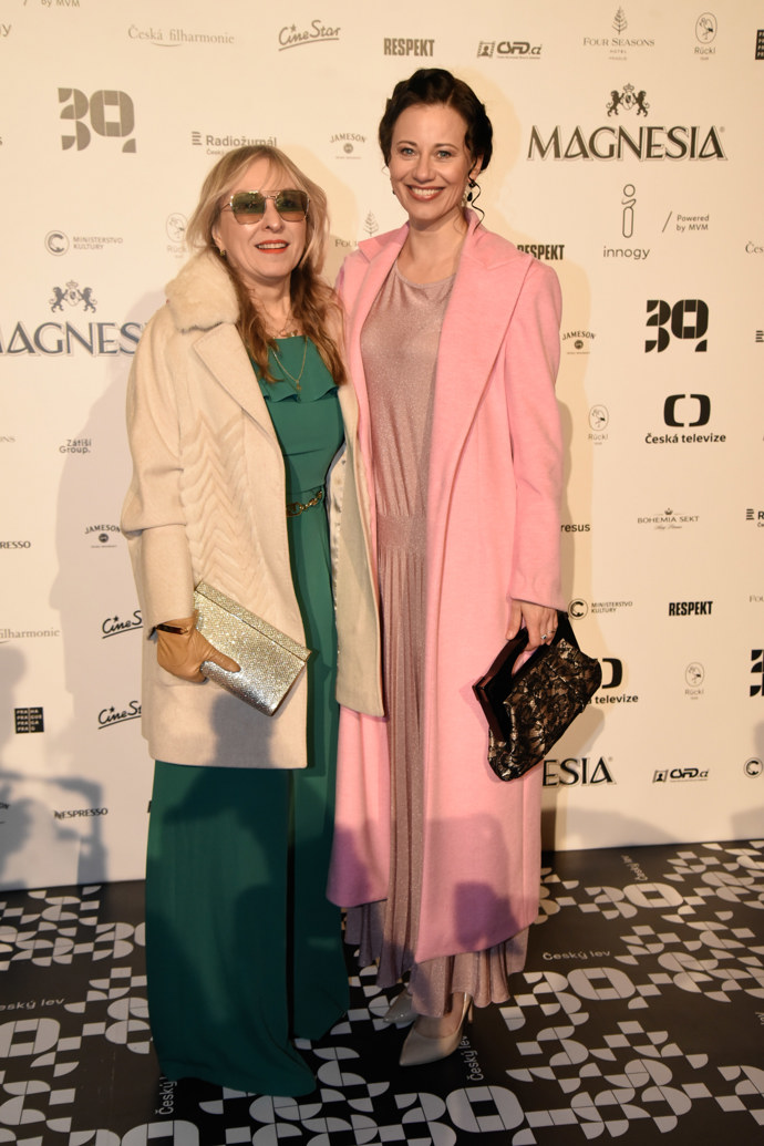 Zpěvačka Dáša Zázvůrková přišla na Českého lva v doprovodu vdovy po Miro Žbirkovi Kateřiny.