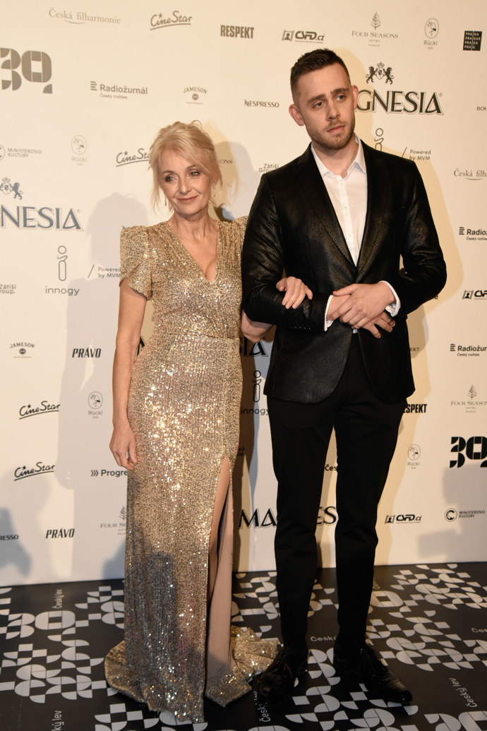 Co se ovšem odpustit u black tie nedá, je rozhalenka, kterou zvolilo hned několik mužů. Motýlek dodává smokingu eleganci a rozepnuté knoflíčky košile u Vincenta Navrátila outfit spíše ponižují. 