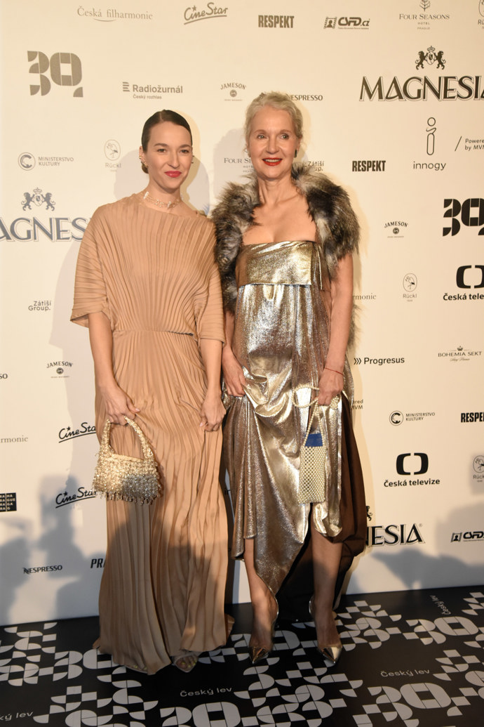 Berenika Kohoutová s mámou Irenou Obermannovou.