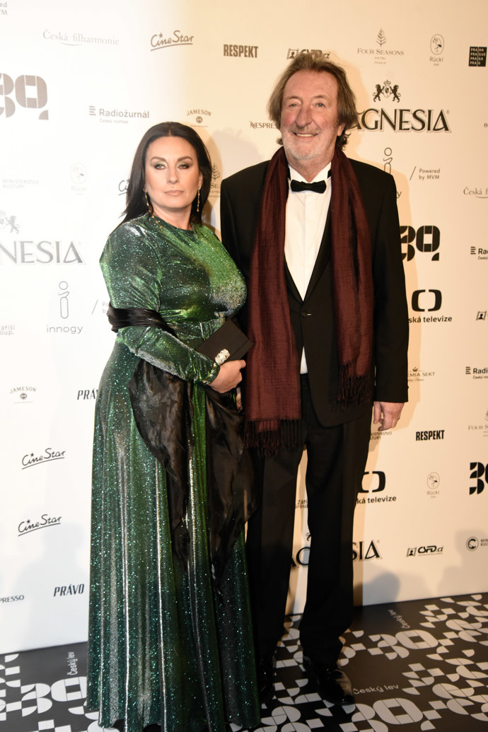 Bolek Polívka dodržel dress code a přidal i elegantní šálu. 