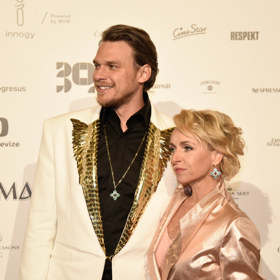 Vojtěch Dyk byl velice kreativní, co se výběru outfitu týče, zářil se zlatými křídly.