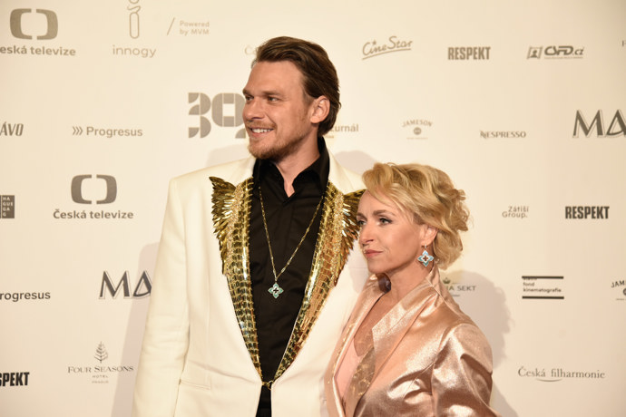 Vojtěch Dyk byl velice kreativní, co se výběru outfitu týče, zářil se zlatými křídly.