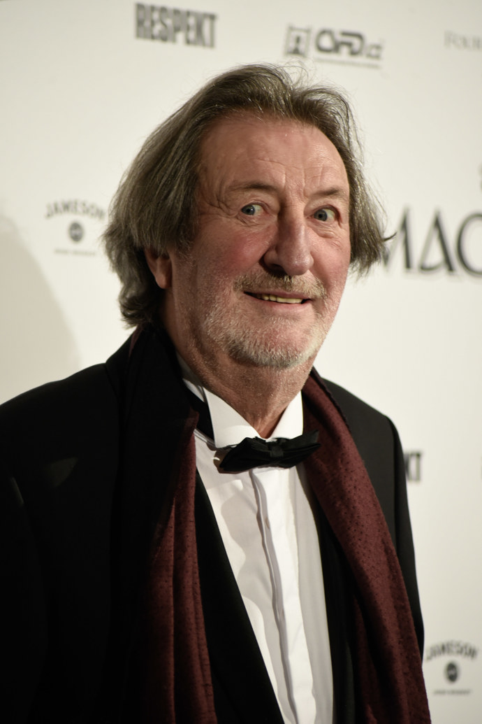 Bordó doplněk na smokingu povýšil jeho outfit ještě o level výše. 