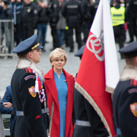 Eva Pavlová přichází na Pražský hrad v den inaugurace prezidenta Petra Pavla.