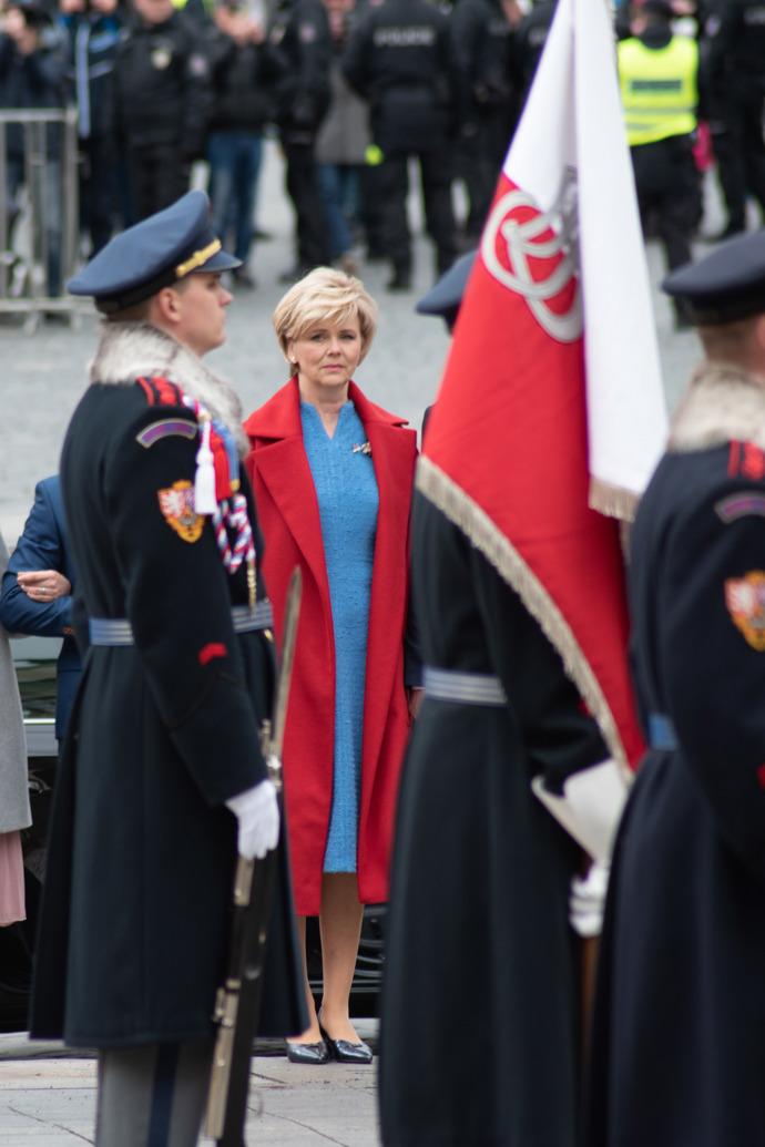 Eva Pavlová přichází na Pražský hrad v den inaugurace prezidenta Petra Pavla.
