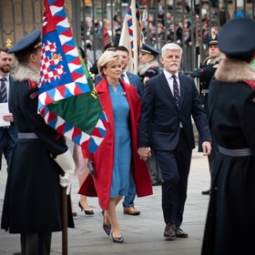 Nová první dáma Eva Pavlová sladila svůj outfit do červeno-modré kombinace.