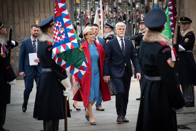 Nová první dáma Eva Pavlová sladila svůj outfit do červeno-modré kombinace.