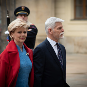 Eva Pavlová doplnila šaty od české návrhářky Zuzany Kubíčkové a červený kašmírový kabát broží od Hanuše Lamra.