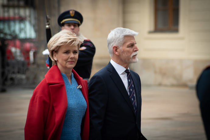 Eva Pavlová doplnila šaty od české návrhářky Zuzany Kubíčkové a červený kašmírový kabát broží od Hanuše Lamra.