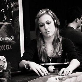 Barbora Mlejnková je nejznámější českou pokerovou hráčkou a také účastnicí druhé řady reality show Survivor.