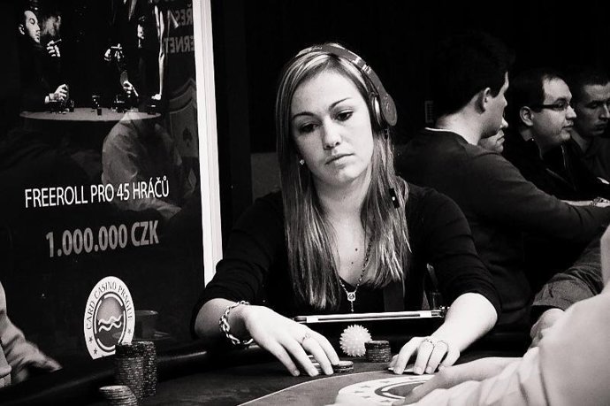 Barbora Mlejnková je nejznámější českou pokerovou hráčkou a také účastnicí druhé řady reality show Survivor.