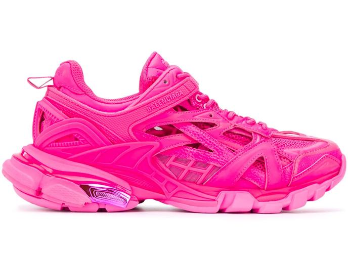 Luxusní varianta nepřehlédnutelného doplňku – to je fuchsiově růžový model tenisek Balenciaga (cca 1 000 eur) vyšperkovaný vedle zářivé barvy také složitějším strukturovaným designem.  