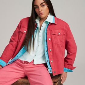 Víc je víc. Přidejte své džínové výbavě barvy a hrejte si s neotřelými i nezvyklými kombinacemi, stejně jako v jarní kampani značky C&A.