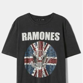 Divoký životní styl další legendy – americké kapely Ramones - se podepsal i na délce jejich kariéry. Už dlouho sice nehrají, motivy oslavující punk-rockovou partičku z New Yorku ale oslovují dodnes. Bershka, 499 Kč