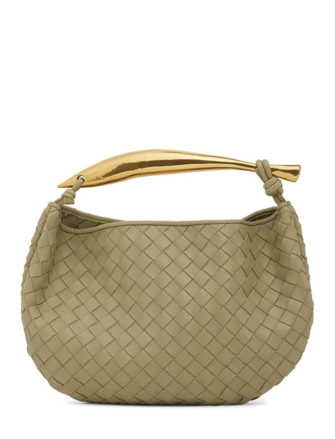 Stejně tak její kabelka stojí za pozornost. Model Sardine ikonické značky Bottega Veneta získal svůj název podle jedinečného kovového držadla ve tvaru sardinky. Pořídit si jej můžete v několika velikostních rázech, největší stojí přibližně 75 000 Kč.