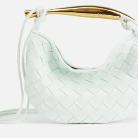 Alessandra nosí model Sardine mini v khaki barvě. Vyrábí se ale i v několika dalších okouzlujících odstínech, například v tomto mrazivě zelenkavém stylovém tónu. Cena okolo 65 000 Kč.