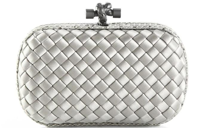 Luxus mezi pouzdrovými kabelkami, to je model Knot Miniaudiere od ikonické značky Bottega Veneta (cena okolo 85 000 Kč). K modelu, který prezentuje  Jennifer, by mimochodem také krásně ladila.