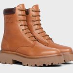 Jeho dominantu tvořily vedle olivově zeleného vlněného kabátu hnědé farmářky Celine za 1 200 dolarů...