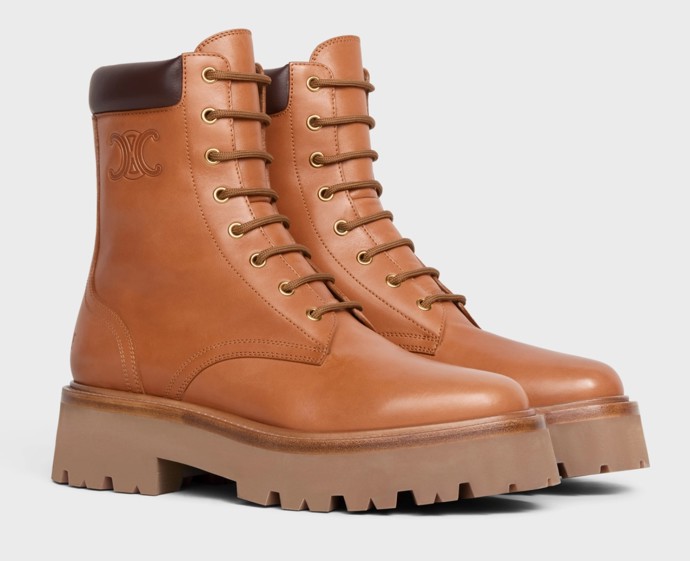 Jeho dominantu tvořily vedle olivově zeleného vlněného kabátu hnědé farmářky Celine za 1 200 dolarů...