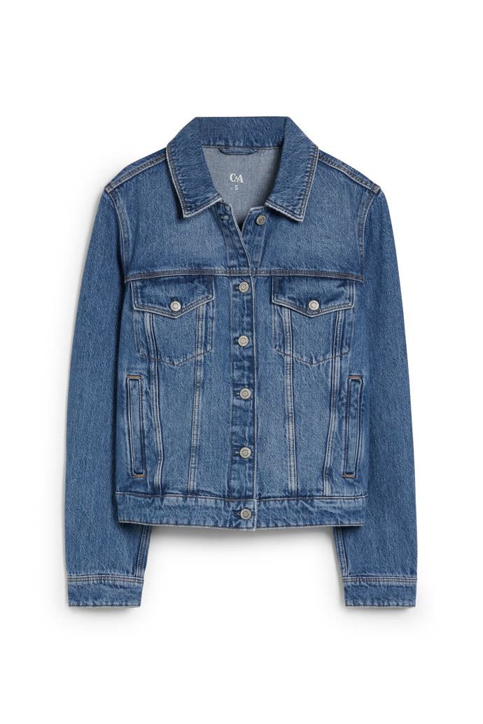 Nejzákladnější variantou – samozřejmě po džínových kalhotách – je jistě notoricky známá bunda s límečkem, manžetami na rukávech, zapínáním v knoflíkové liště a nakládanými kapsami s patkami. Tolik speciálních termínů a přitom taková trivialita, denimová bunda C&A, 998 Kč