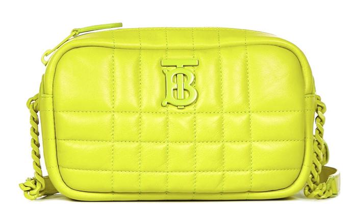 Neonky oslňují i z výloh další módní ikony. Kabelka Burberry, 950 eur