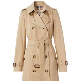 Trenčkot Burberry ve verzi "long", to je ztělesnění ikony mezi nadčasovými oděvy. Cena v přepočtu přibližně 69 tisíc korun