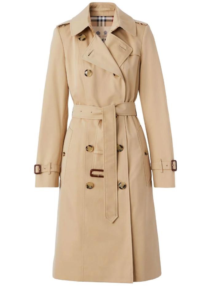 Trenčkot Burberry ve verzi "long", to je ztělesnění ikony mezi nadčasovými oděvy. Cena v přepočtu přibližně 69 tisíc korun