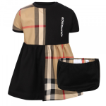 Ani dětským kouskům Burberry nechybí prvky nezaměnitelného kára. Set pro nejmenší pořídíte za 7 190 Kč.