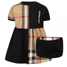 Ani dětským kouskům Burberry nechybí prvky nezaměnitelného kára. Set pro nejmenší pořídíte za 7 190 Kč.