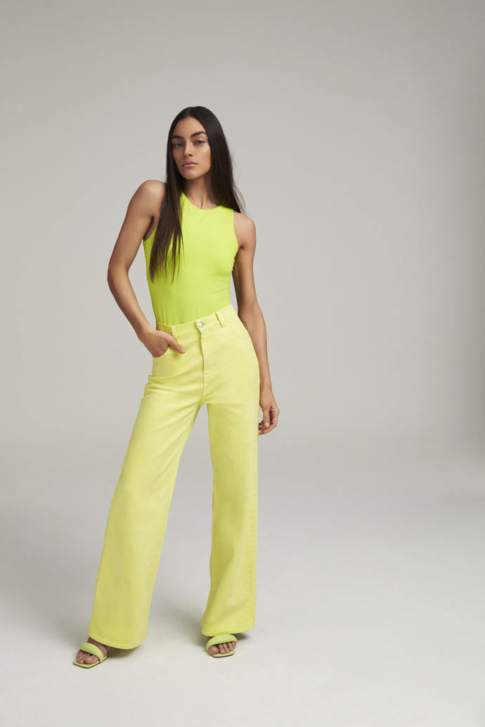 Také běžný denní outfit můžete bez zaváhání vyladit do neonových tónů. Ukázka, jak jej nosit, pochází z nové kolekce módní značky C&A.