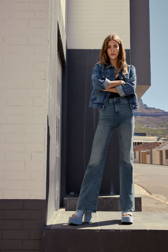 Klasická sestava. Nadchne a neomrzí žádného příznivce džínoviny. Džínové sandály jako bonus dokonalého denimlooku. (C&A)