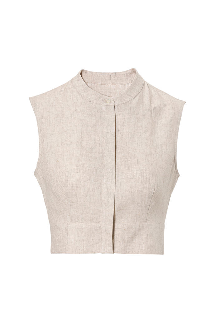 S postupným oteplováním rády sáhnete po příjemně chladivých materiálech. Zkrácený top z lněné směsi vytvoří dokonalý pár s vzorovanými kalhotami typu palazzo, které navíc skvěle protáhnou vaši siluetu. Top C&A, 650 Kč