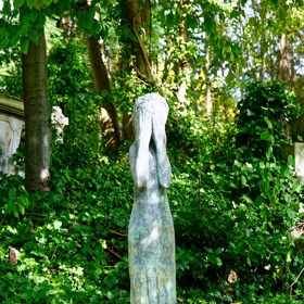 Londýnský hřbitov Highgate je tak zarostlý, že připomíná les. Proslavil ho román Drákula od Brama Stokera. A údajně tam lovci upírů na tyto bytosti narazili...